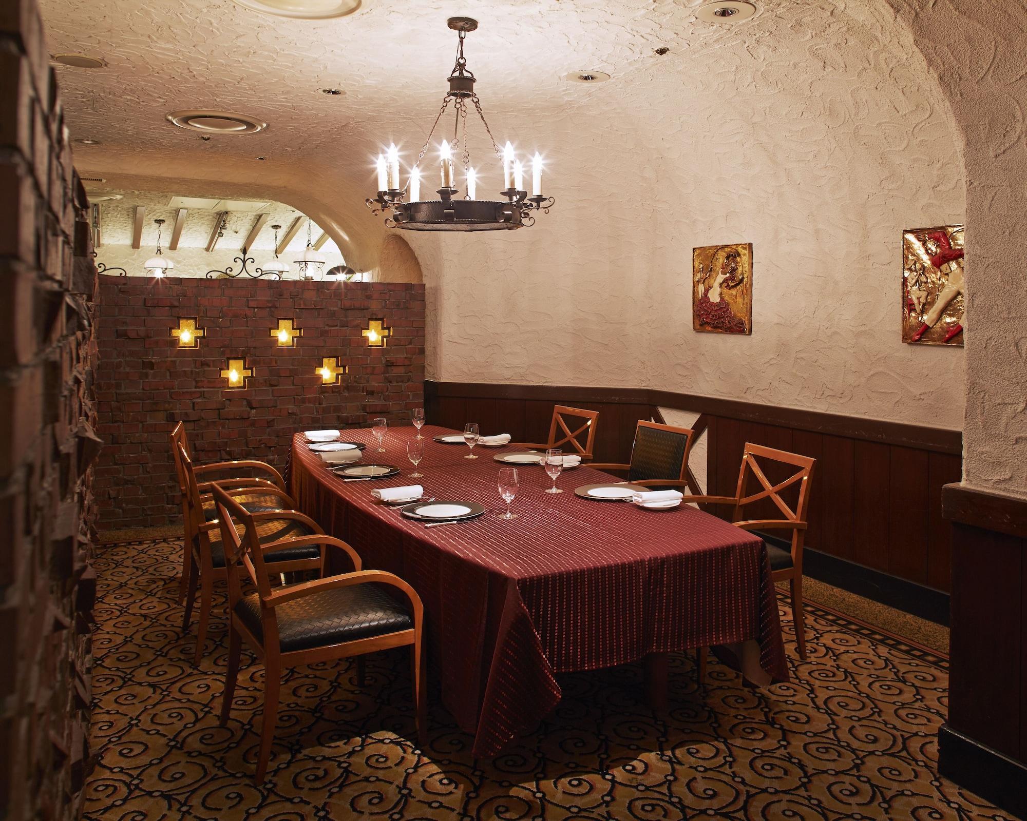 Hotel New Otani Hakata Fukuoka  Ngoại thất bức ảnh The restaurant's wine cellar