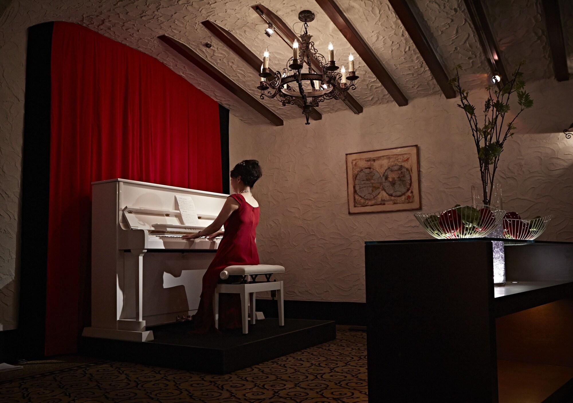 Hotel New Otani Hakata Fukuoka  Ngoại thất bức ảnh A piano player at the lobby of the hotel