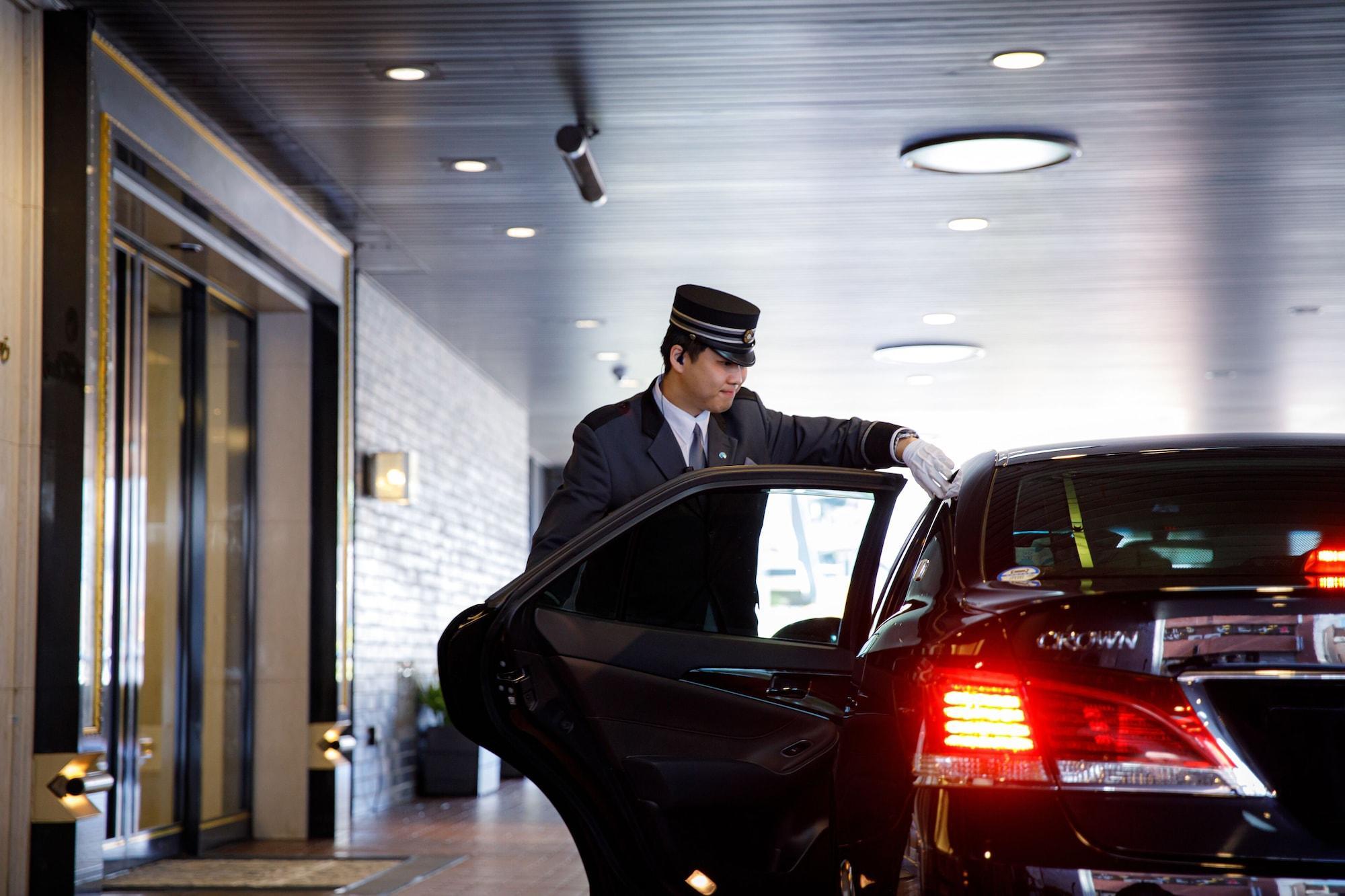 Hotel New Otani Hakata Fukuoka  Ngoại thất bức ảnh A chauffeur opening a car door