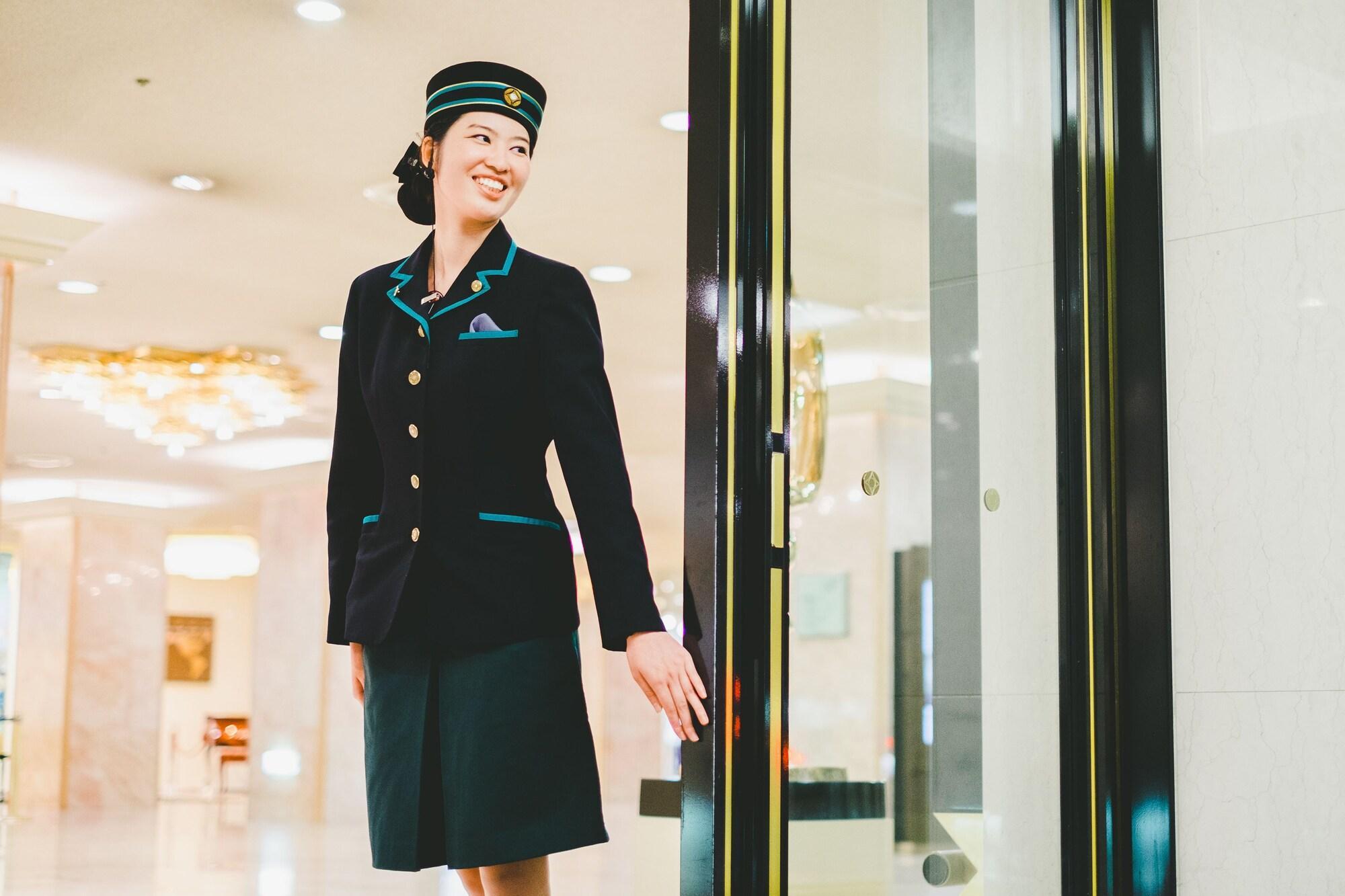 Hotel New Otani Hakata Fukuoka  Ngoại thất bức ảnh A female doorman at the entrance of a hotel