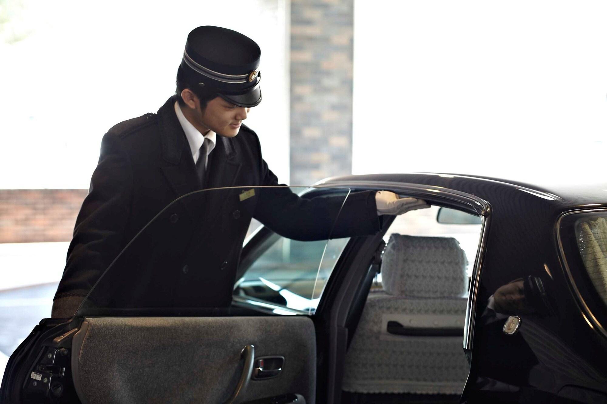 Hotel New Otani Hakata Fukuoka  Ngoại thất bức ảnh A chauffeur opening a car door