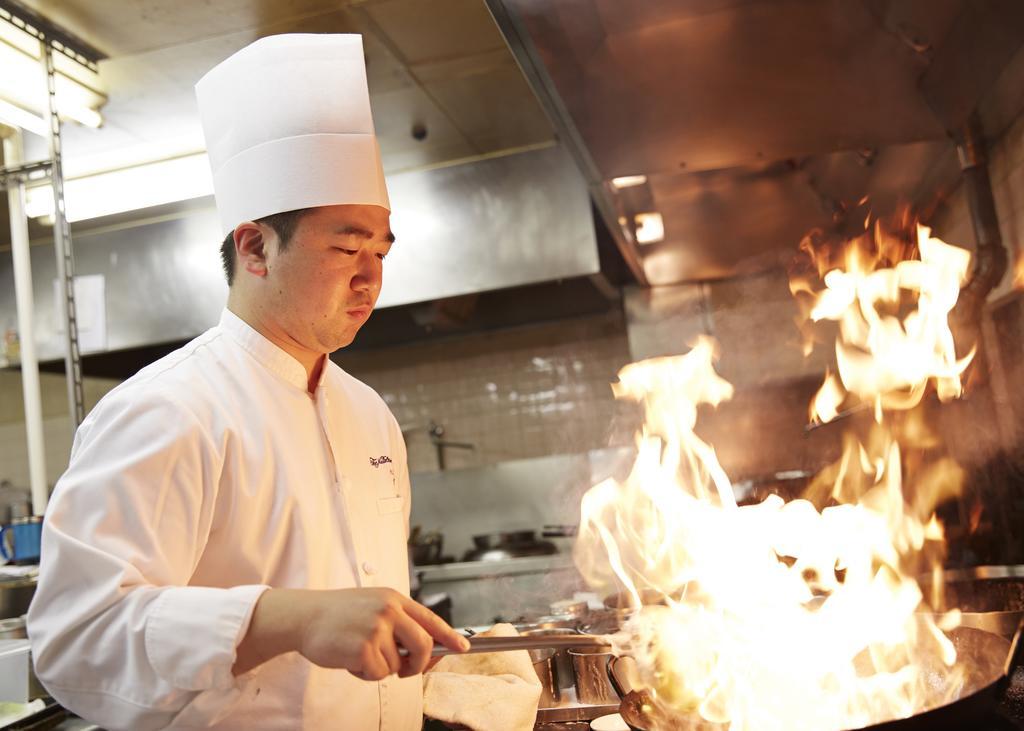 Hotel New Otani Hakata Fukuoka  Ngoại thất bức ảnh A chef cooking with a wok