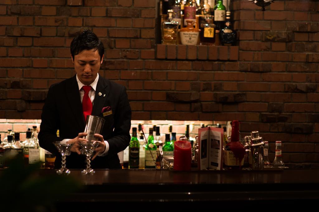 Hotel New Otani Hakata Fukuoka  Ngoại thất bức ảnh A bartender at work